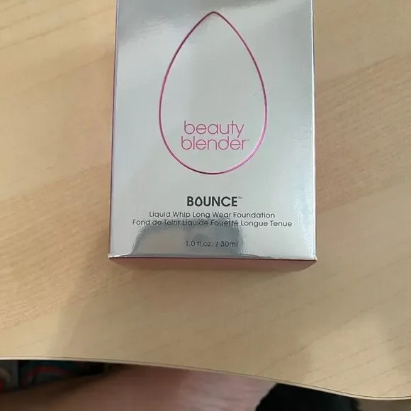 Bounce Liquid Whip Long Wear Foundation 1.00 C - Picture 1 of 3